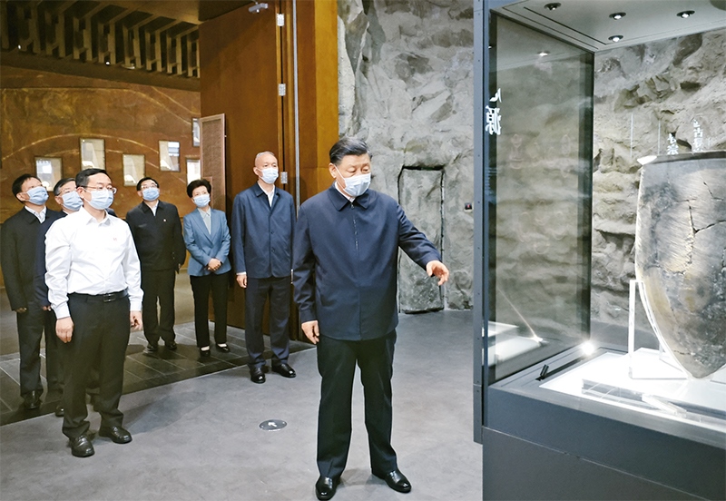 2023年6月2日，中共中央總書記、國家主席、中央軍委主席習(xí)近平在北京出席文化傳承發(fā)展座談會并發(fā)表重要講話。這是座談會前，習(xí)近平2日下午在中國歷史研究院考察。 新華社記者 鞠鵬/攝