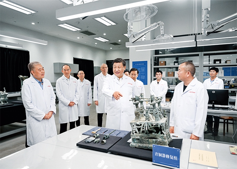 2023年7月25日至27日，中共中央總書記、國家主席、中央軍委主席習(xí)近平在四川考察。這是26日下午，習(xí)近平在位于德陽市廣漢市的三星堆博物館文物保護與修復(fù)館，同現(xiàn)場工作人員親切交流。 新華社記者 謝環(huán)馳/攝
