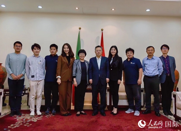 趙志遠(yuǎn)大使（右五）、使館工作人員與人民網(wǎng)記者合影。