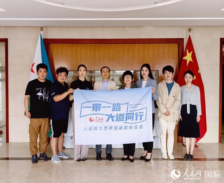 胡斌大使（左四）、使館工作人員與人民網(wǎng)記者合影。