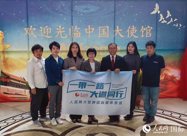 崔建春大使（右三）與人民網(wǎng)記者合影。