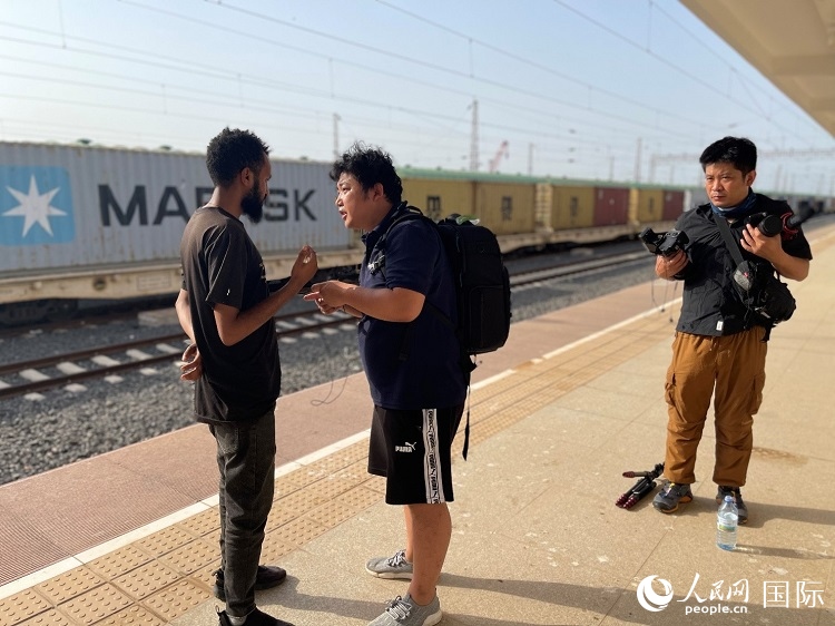 亞吉鐵路吉布提線工作人員介紹列車運(yùn)營情況。人民網(wǎng)記者 趙艷紅攝