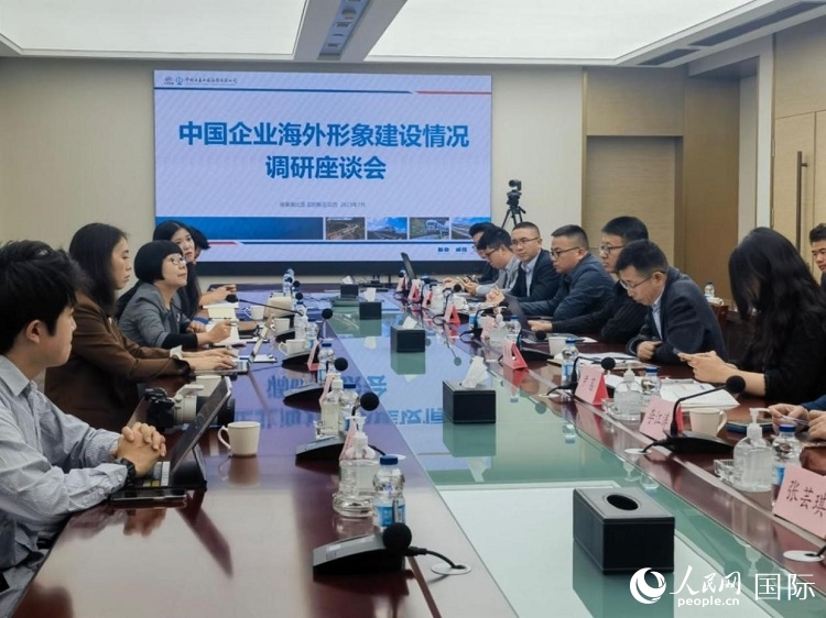 埃塞俄比亞中國商會(huì)企業(yè)代表與人民網(wǎng)記者座談。人民網(wǎng)記者 劉寧攝