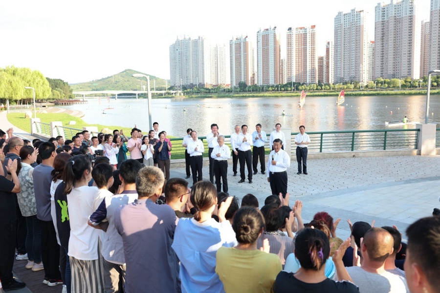 2022年8月16日，習(xí)近平在遼寧錦州東湖森林公園察看小凌河沿岸生態(tài)環(huán)境時(shí)，同正在休閑、進(jìn)行文化活動(dòng)的群眾親切交流。