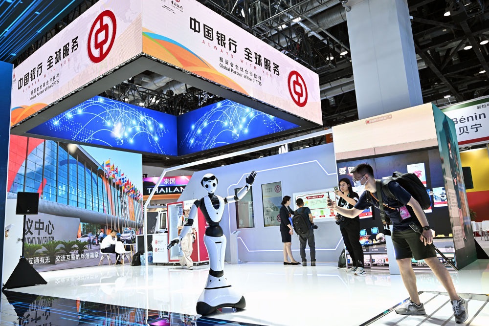 9月1日，媒體記者在國(guó)家會(huì)議中心中國(guó)銀行展臺(tái)拍攝一款迎賓接待機(jī)器人。新華社記者 李鑫 攝