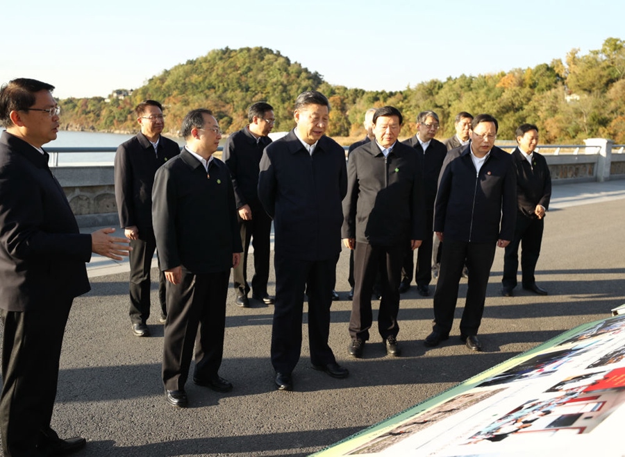 2020年11月12日，習(xí)近平在江蘇南通五山地區(qū)濱江片區(qū)，沿江邊步行察看濱江生態(tài)環(huán)境。