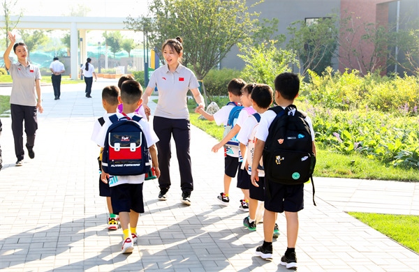 8月30日，雄安史家胡同小學(xué)學(xué)生體驗學(xué)校生活。老師帶學(xué)生進教室。