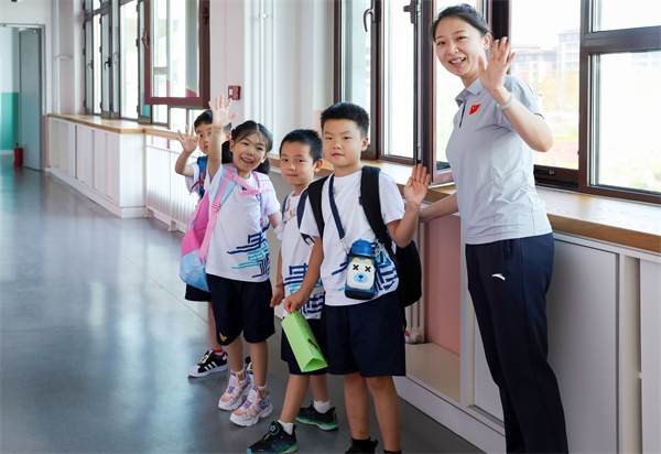 8月30日，雄安史家胡同小學(xué)學(xué)生體驗學(xué)校生活。老師帶學(xué)生進教室。