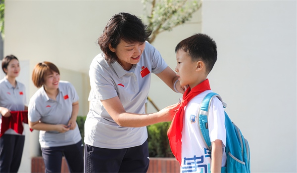 8月30日，雄安史家胡同小學(xué)學(xué)生體驗學(xué)校生活。老師為學(xué)生佩戴?；铡? /></p> <p style=