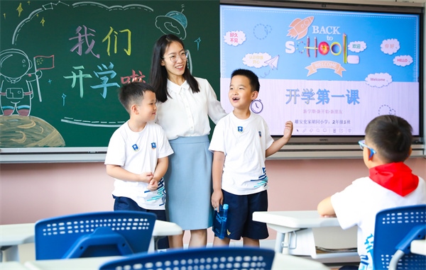 8月30日，雄安史家胡同小學(xué)學(xué)生體驗學(xué)校生活。
