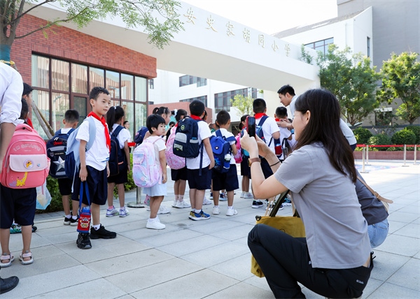 8月30日，雄安史家胡同小學(xué)學(xué)生體驗學(xué)校生活。