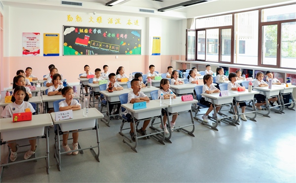 8月30日，雄安史家胡同小學(xué)學(xué)生體驗學(xué)校生活。