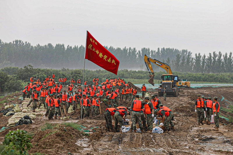 △2023年8月2日，中部戰(zhàn)區(qū)陸軍第82集團(tuán)軍“鐵軍旅”官兵在河北省高碑店市白溝河任務(wù)區(qū)加固岸堤。