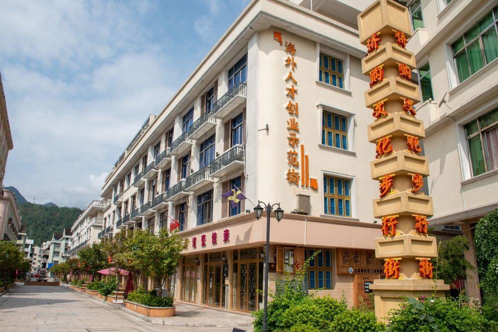 浙江溫州文成縣玉壺鎮(zhèn)是全國著名僑鄉(xiāng)。近年來，當?shù)胤e極搭建平臺，吸引華僑回鄉(xiāng)創(chuàng)業(yè)。圖為該鎮(zhèn)的海外人才創(chuàng)業(yè)示范街