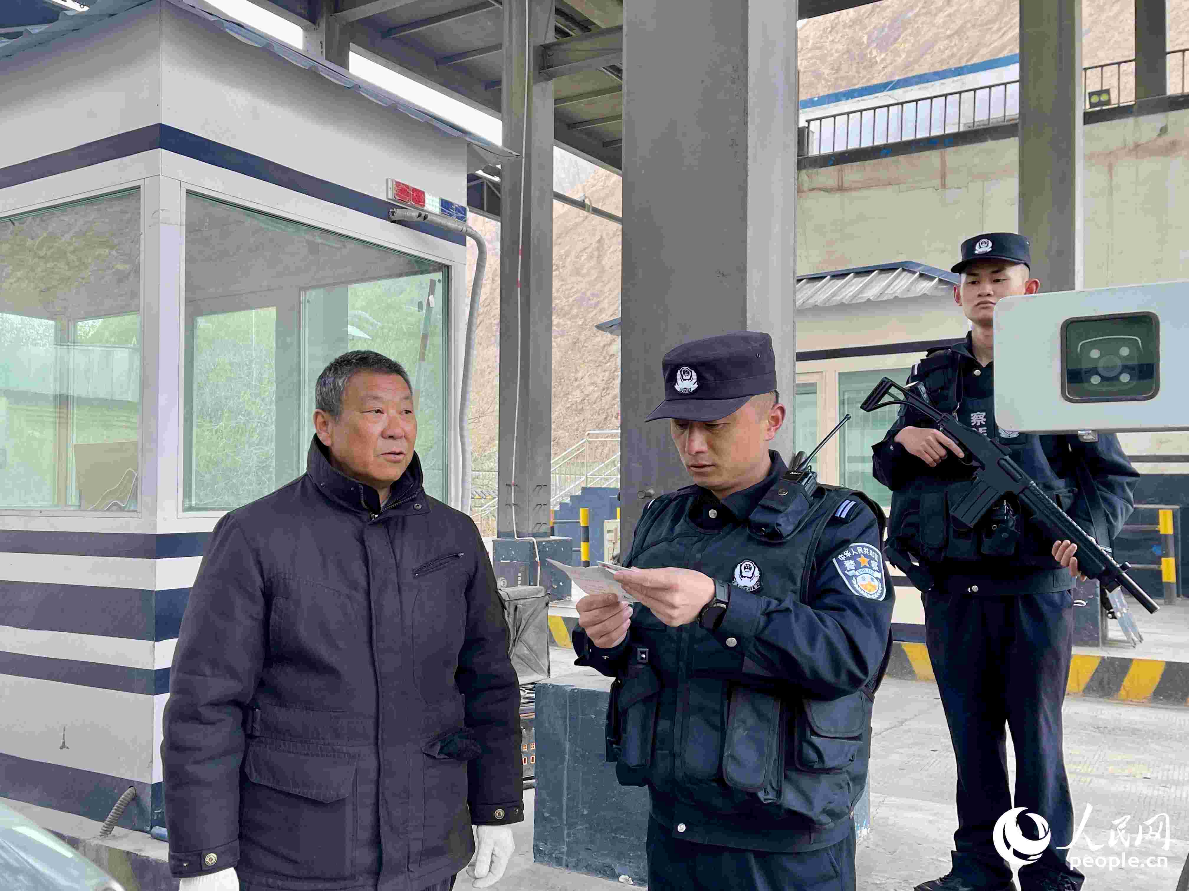 2023年5月10日，在庫地邊境檢查站，陳暢核對進出邊境管理區(qū)人員信息。人民網(wǎng) 周靜圓攝