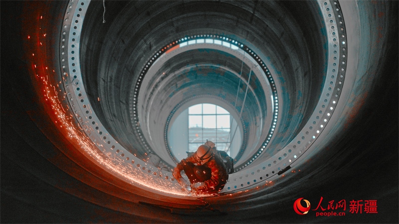 中國(guó)水利水電四局（塔城）裝備制造基地，工人們正在開(kāi)展作業(yè)。 人民網(wǎng) 李欣洋攝