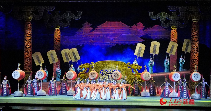 第六屆中國(guó)新疆國(guó)際民族舞蹈節(jié)開(kāi)幕式上演出的歷史題材舞劇《張騫》。 人民網(wǎng) 李欣洋攝