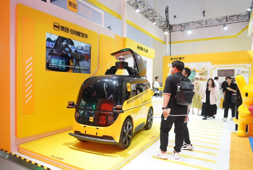 9月4日，在2023年服貿會國家會議中心美團展臺，觀眾參觀一款自動配送車。新華社記者 劉嶺逸 攝