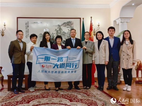胡長春大使、駐非盟使團工作人員與人民網記者合影。