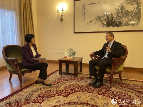 胡長春大使接受人民網記者唐維紅采訪。人民網記者 趙艷紅攝