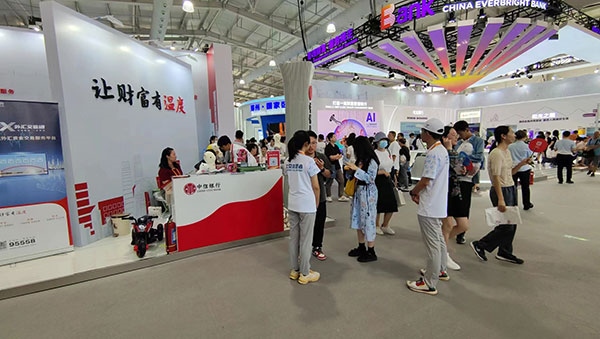 在銀行展臺，“溫度”成為了高頻詞匯。人民網(wǎng)記者 李彤?dāng)z