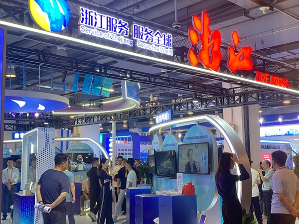 在浙江省交易團(tuán)展區(qū)，數(shù)字支付技術(shù)吸引了觀展群眾的目光。人民網(wǎng)記者 李彤?dāng)z