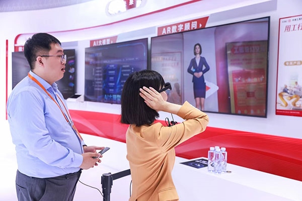 在工商銀行展臺，數(shù)字員工“工曉伴”與觀展游客互動。受訪者供圖