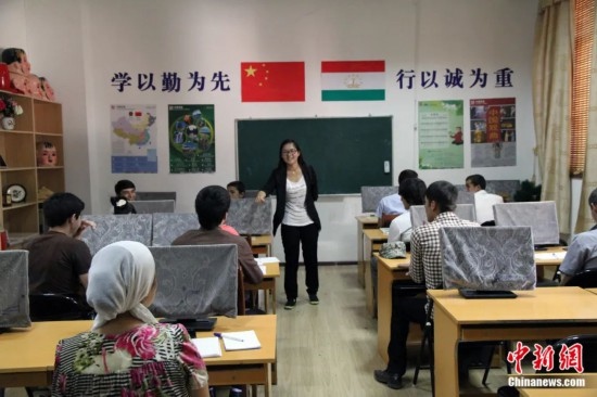 2014年，塔吉克斯坦國立民族大學(xué)的孔子學(xué)院內(nèi)，教師正在為塔吉克斯坦學(xué)生授課。田冰 攝