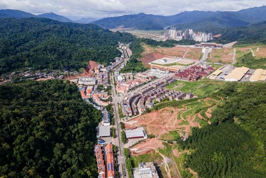 磨憨口岸俯瞰，右前方高層白色建筑群為老撾境內(nèi)。人民網(wǎng)記者 符皓攝
