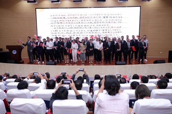 7月31日，昆明鐵道職業(yè)技術(shù)學(xué)院舉行援老撾鐵道職業(yè)技術(shù)學(xué)院項目教育能力建設(shè)教師培養(yǎng)班結(jié)業(yè)典禮。昆明鐵道職業(yè)技術(shù)學(xué)院供圖