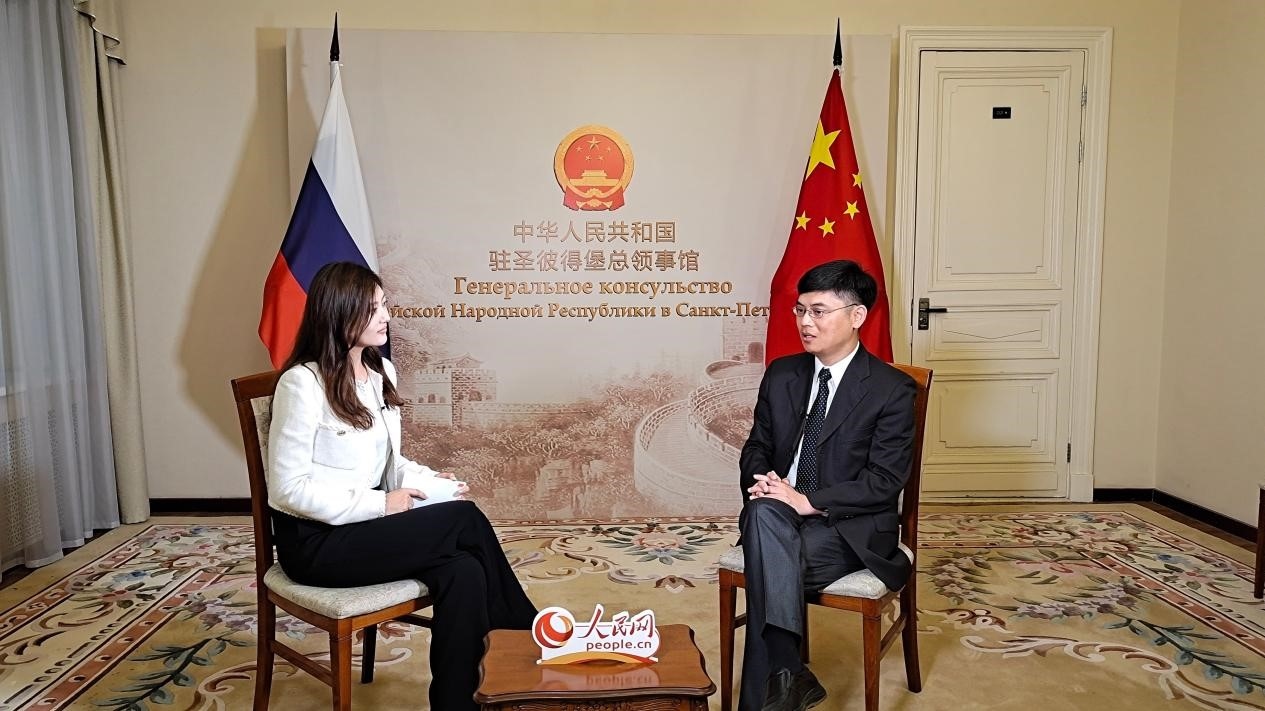中國(guó)駐圣彼得堡副總領(lǐng)事張曉慶（右）接受人民網(wǎng)記者申佳平采訪。人民網(wǎng)記者 劉凡攝