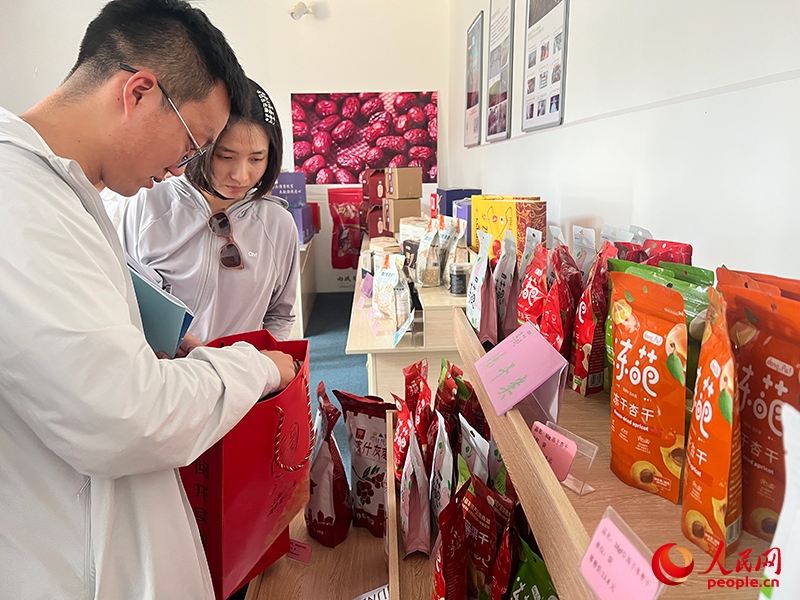 消費者在選購產(chǎn)品。人民網(wǎng)記者 常雪梅攝