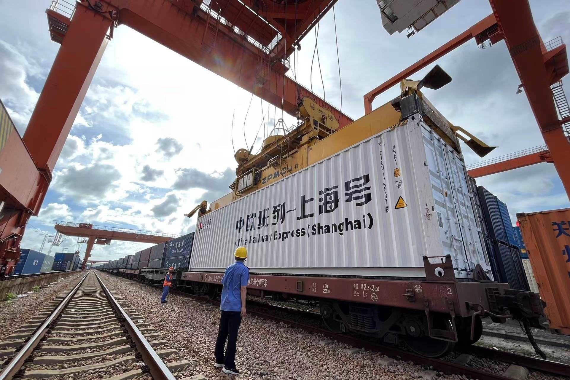 鐵路上海貨運中心閔行站貨場內(nèi)，吊機在貨運員的監(jiān)裝下進行裝車落箱作業(yè)。人民網(wǎng) 皇甫萬里攝