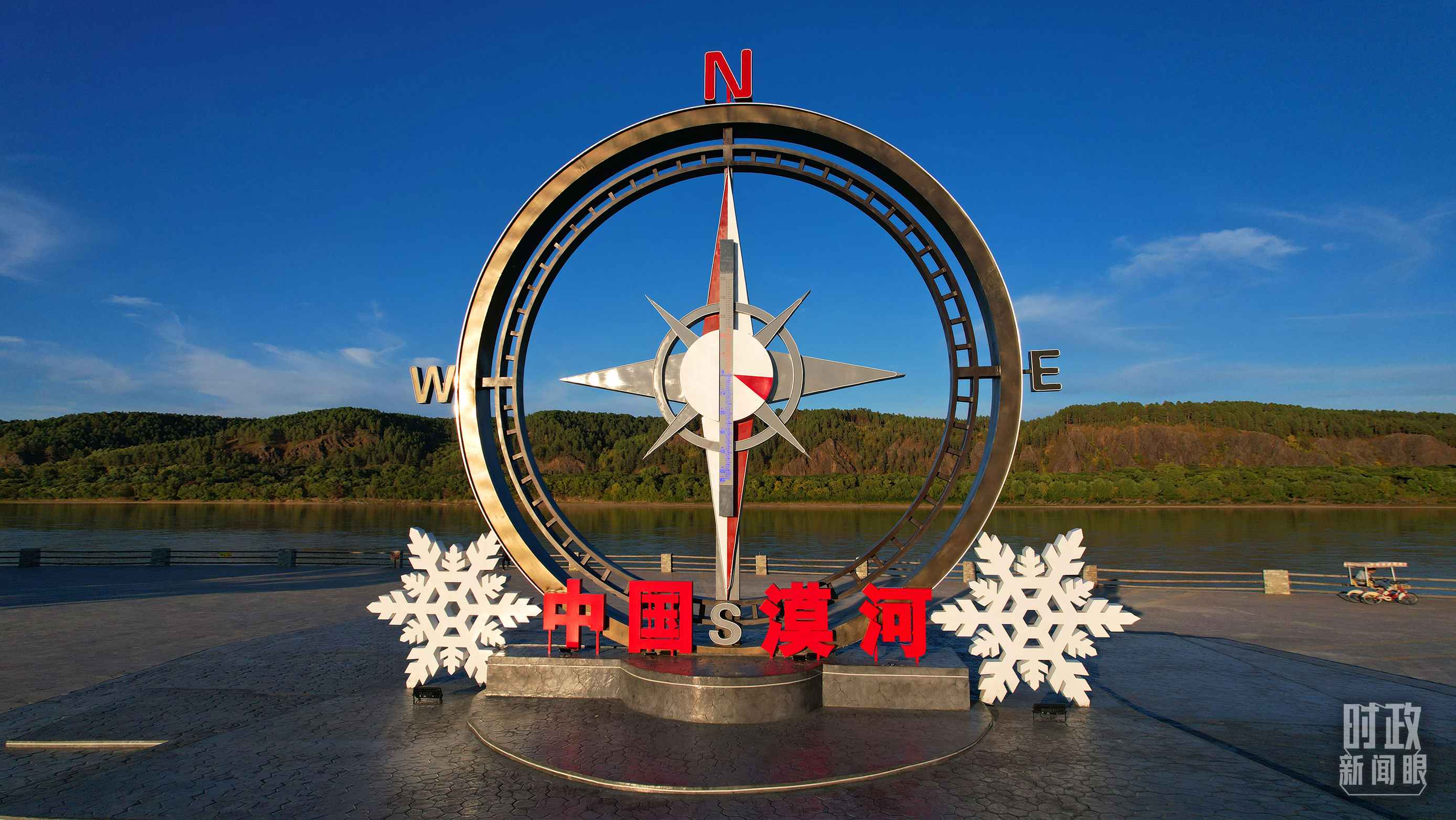 △指北針雕塑是北極村標(biāo)志性建筑之一，其紅色指針指向正北方。上面的大型溫度計(jì)高12.22米，象征北極村位于東經(jīng)122°20′。（總臺(tái)央視記者范凱拍攝）