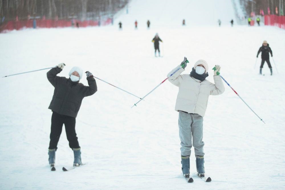 △2023年1月7日，游客在北極村滑雪場(chǎng)內(nèi)體驗(yàn)滑雪。