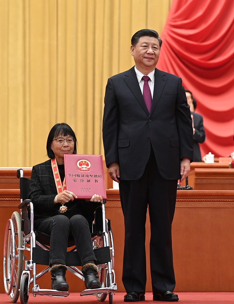 2021年2月25日，全國(guó)脫貧攻堅(jiān)總結(jié)表彰大會(huì)在北京人民大會(huì)堂隆重舉行。習(xí)近平為全國(guó)脫貧攻堅(jiān)楷模榮譽(yù)稱號(hào)獲得者張桂梅頒獎(jiǎng)。