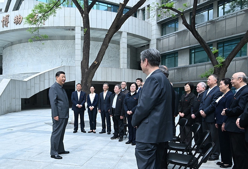 2022年4月25日，習(xí)近平總書記來(lái)到中國(guó)人民大學(xué)考察調(diào)研，在博物館門前廣場(chǎng)上，同老教授、老專家和中青年骨干教師代表親切交談。