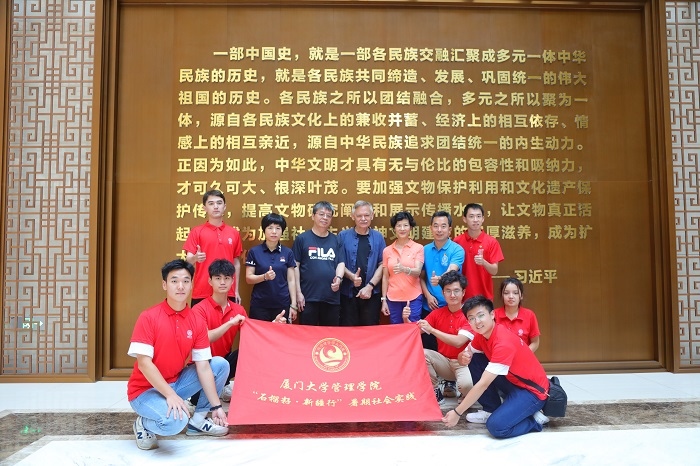 潘維廉和實(shí)踐隊(duì)師生在昌吉州博物館合影。主辦方供圖