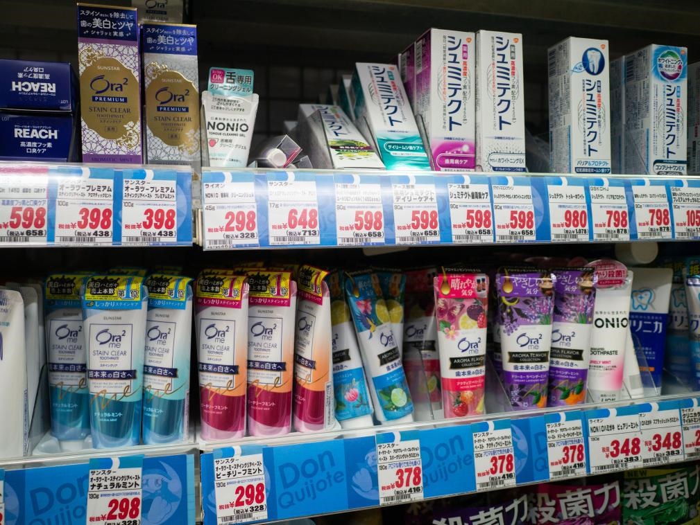 這是8月16日在日本東京新宿一商場拍攝的貨架。新華社記者張笑宇攝