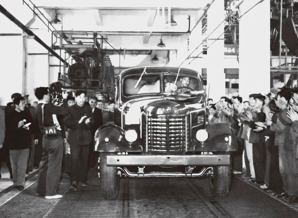 △1956年7月13日，第一輛解放牌汽車(chē)駛下裝配線。