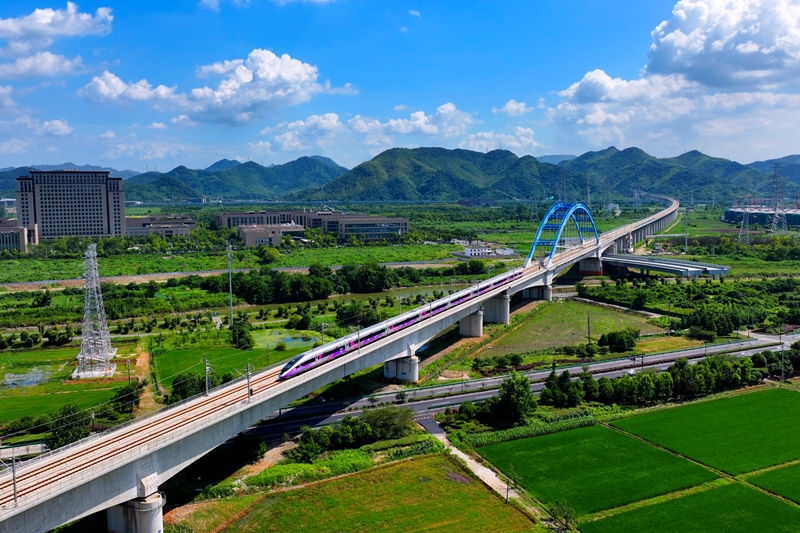 復(fù)興號(hào)亞運(yùn)智能動(dòng)車(chē)組列車(chē)。上海鐵路局融媒體中心供圖