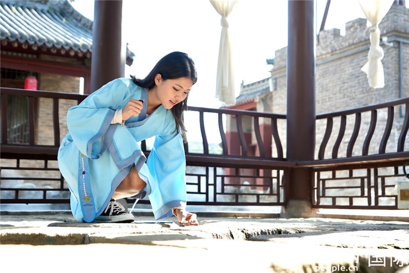 圖為選手在“曲水流觴亭”將“桃心”蠟燭放入渠中。人民網(wǎng) 盧鵬宇攝