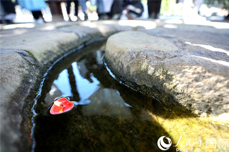 圖為水渠里流過的“桃心”蠟燭。人民網(wǎng) 盧鵬宇攝