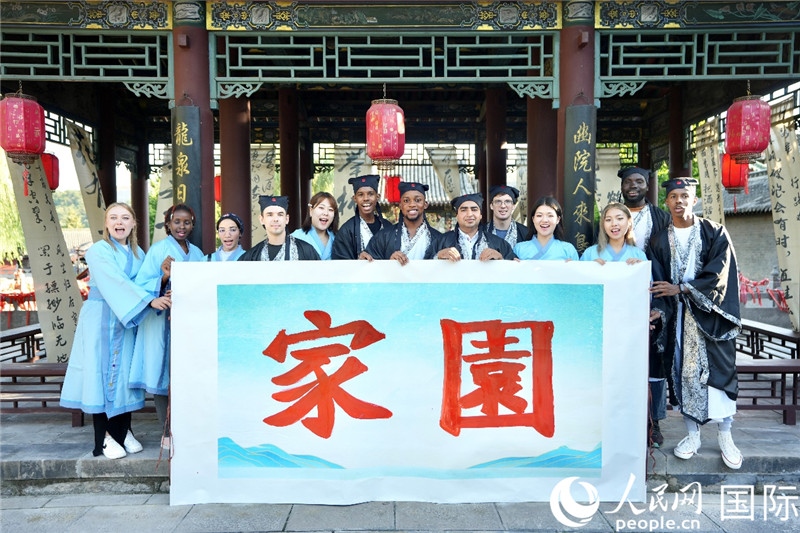 選手們共同寫下的“家園”。人民網(wǎng) 盧鵬宇攝