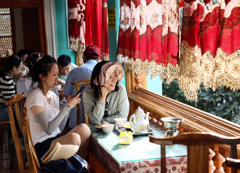 游客在新疆喀什古城景區(qū)百年老茶館內(nèi)品茶小憩（2023年9月7日攝）。新華社記者 蘭紅光 攝