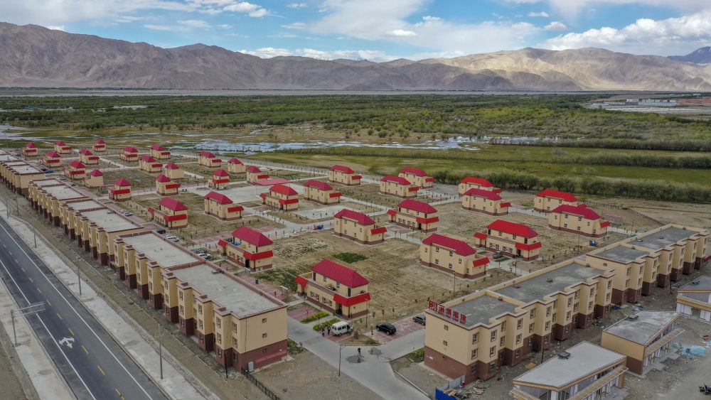 這是由深圳援疆修建的新疆塔什庫(kù)爾干塔吉克自治縣一處安置小區(qū)（2019年7月9日攝，無人機(jī)照片）。新華社記者 胡虎虎 攝