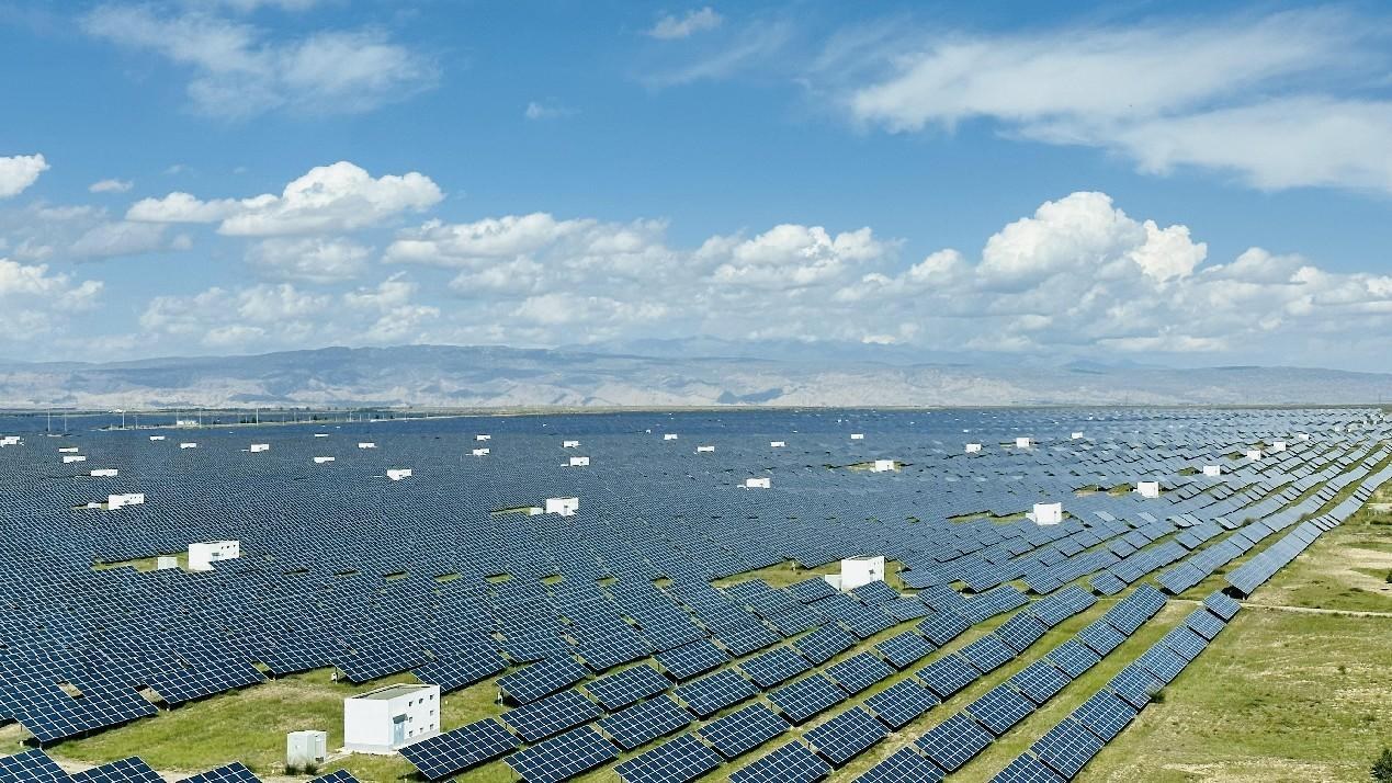 遠眺青海省海南州光伏發(fā)電園區(qū)。人民網(wǎng) 劉沛然攝