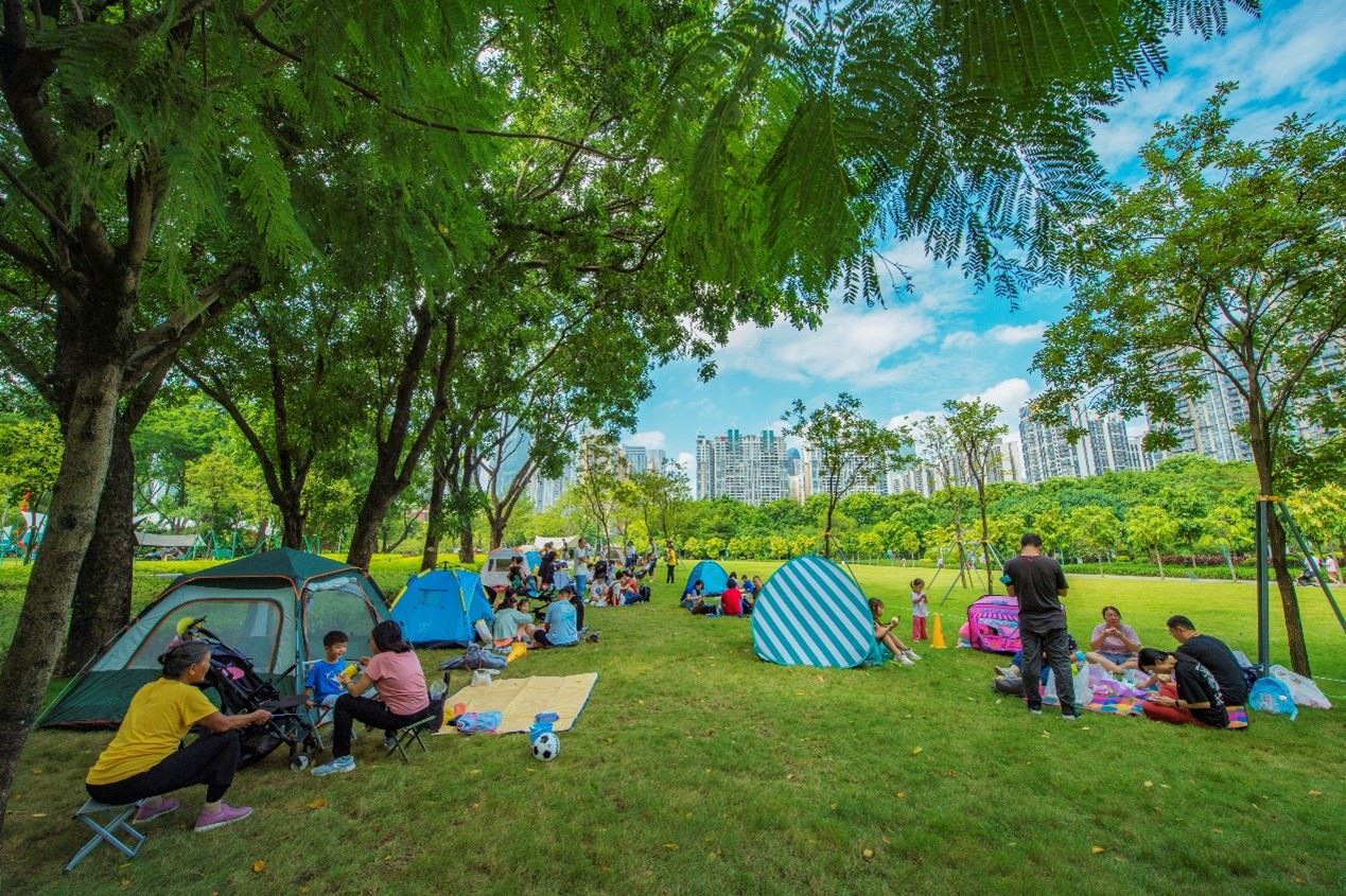 珠江公園內(nèi)，居民們正露營休憩。受訪者供圖