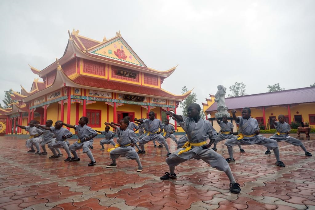 1月21日，在位于贊比亞首都盧薩卡市郊區(qū)的少林寺文化中心，學(xué)員練習(xí)中國功夫。