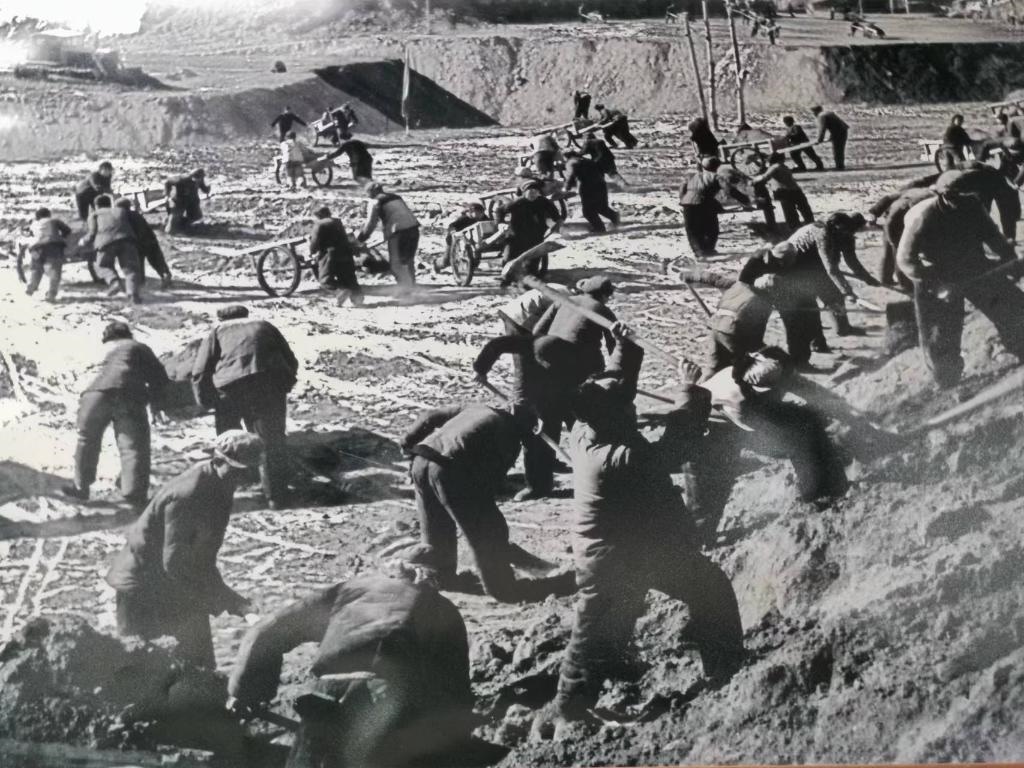 20世紀(jì)70年代，高西溝人治理水土流失場(chǎng)景。（資料圖片）